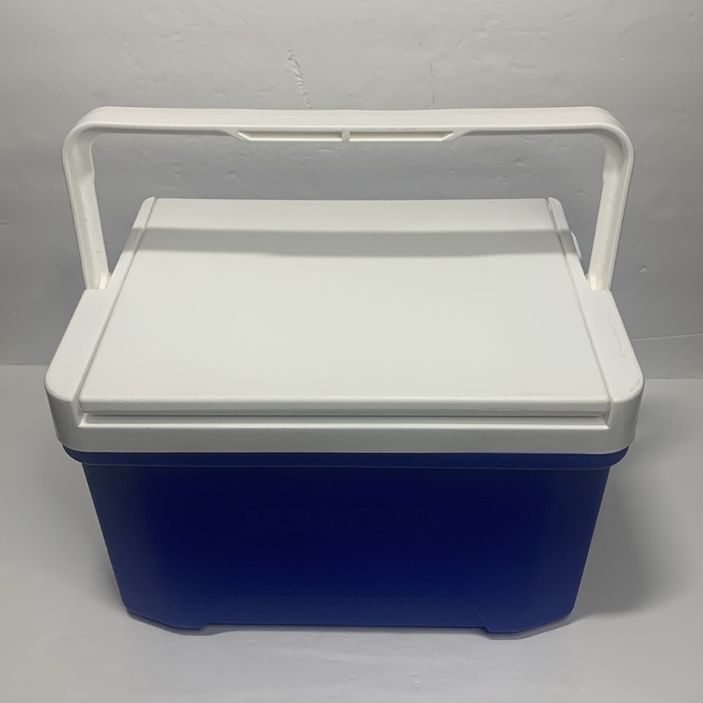 Igloo Rectangle Cooler 9 qt Blue NWT